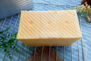 出炉后立即脱模，冷却后切片。吃不完放保鲜袋。