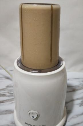 启动料理机，直到冰块打碎。