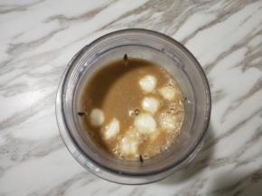 牛奶冰块加咖啡，倒入料理机。