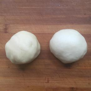 材料备齐后，把油皮和油酥的材料分别揉成光滑的面团，然后将油皮装入保鲜袋中醒发一个小时以上，温度高的时候要放冰箱冷藏