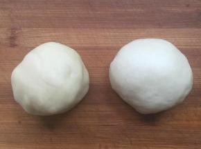 材料备齐后，把油皮和油酥的材料分别揉成光滑的面团，然后将油皮装入保鲜袋中醒发一个小时以上，温度高的时候要放冰箱冷藏