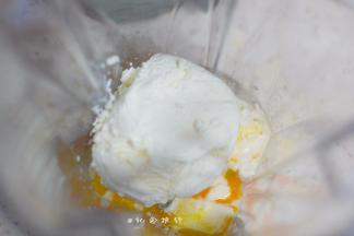 将室温软化的奶油奶酪、黄油、牛奶、蛋黄全部放入破壁机用奶昔键打至顺滑，我的奶油奶酪跟黄油都是冷冻的，直接拿出来用破壁机打，用了两次奶昔键就顺滑了，要是室温软化了一次肯定可以了，没有破壁机就要先把奶油奶酪隔热水先打均匀再加入其它材料