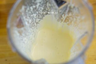 普通做法是要把奶油奶酪打顺滑才混合其他材料打，还要过筛非常麻烦，破壁料理机功率很大，所以不用过筛就可以直接用了，看一下细腻度无需过筛方便很多啊