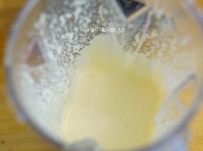 普通做法是要把奶油奶酪打顺滑才混合其他材料打，还要过筛非常麻烦，破壁料理机功率很大，所以不用过筛就可以直接用了，看一下细腻度无需过筛方便很多啊
