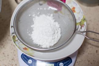 低粉20g+玉米淀粉10g，是玉米淀粉不是玉米粉哦，玉米淀粉是白色的千万别搞错了