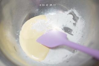 粉类过筛后倒入1/3奶酪液拌匀