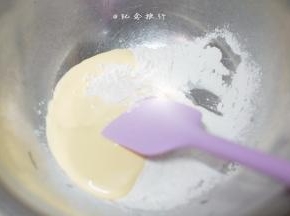 粉类过筛后倒入1/3奶酪液拌匀