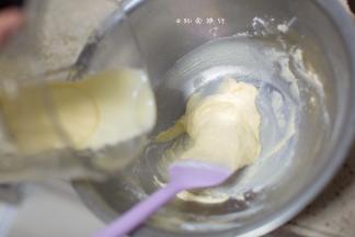 翻拌好后继续倒入剩余的奶酪液