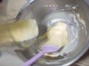 翻拌好后继续倒入剩余的奶酪液