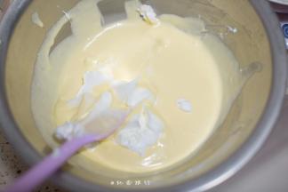 先加入1/3的蛋白翻拌，再倒入全部蛋白翻拌均匀，要兜底翻拌