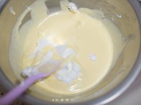 先加入1/3的蛋白翻拌，再倒入全部蛋白翻拌均匀，要兜底翻拌