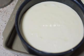 放入固底模具，水浴，轻磕两下震出气泡。烤箱要提前预热哦，要是没有固底可以在水上面放一个架子架空蛋糕，这样就不用包锡纸了，因为包锡纸包不好很容易漏....我就漏过.....