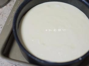 放入固底模具，水浴，轻磕两下震出气泡。烤箱要提前预热哦，要是没有固底可以在水上面放一个架子架空蛋糕，这样就不用包锡纸了，因为包锡纸包不好很容易漏....我就漏过.....