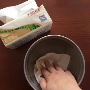 取一个干净的容器，用纸巾擦干。