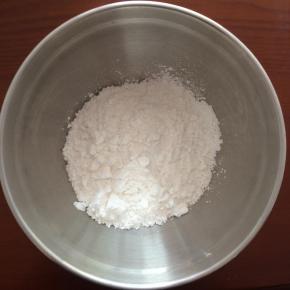 取100g白鲨肠粉专用粉。