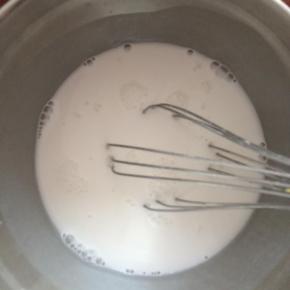 加入250g清水，搅拌均匀，制成肠粉粉浆。