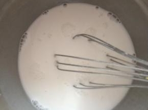 加入250g清水，搅拌均匀，制成肠粉粉浆。