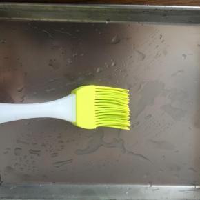 蒸盘用硅胶刷轻轻刷一层食用油。