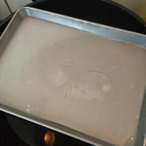 蒸锅水开后，放入蒸盘，隔水蒸2分钟即可。