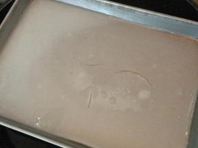 蒸锅水开后，放入蒸盘，隔水蒸2分钟即可。