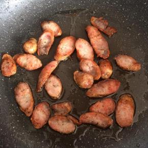 香肠切薄片，平底锅煎熟备用。