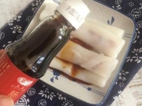 依次将所有浆粉蒸熟，我这个量，可以蒸7、8个。淋上肠粉酱油，即可食用了。