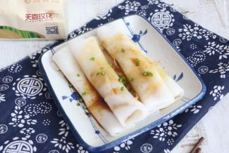 Q弹的米皮加上好吃的香肠，再加上恰到好味的酱油拌料，一份好吃的广式肠粉就做好了，是不是很简单。