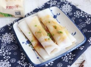 Q弹的米皮加上好吃的香肠，再加上恰到好味的酱油拌料，一份好吃的广式肠粉就做好了，是不是很简单。