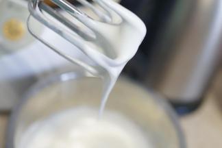 3个蛋白打至粗泡，加入50g白砂糖继续打发，中高速打至蛋白有弯钩即可，千万别打太硬了，以免影响蛋糕细腻的口感