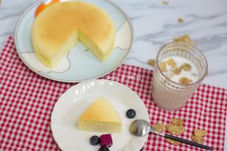 烤箱预热，180度10分钟，转150度烤至上色，全程大概60分钟，温度各家烤箱不一样自行调节，这个温度仅供参考。要是感觉上色深可以中间加盖锡纸，要是没水了请中途再加点热水