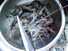 再将虾头，眼睛的部位剪掉，如图，依次做完。