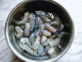 去除虾线。(再尾部一拉就可以)捞出淋干水份。