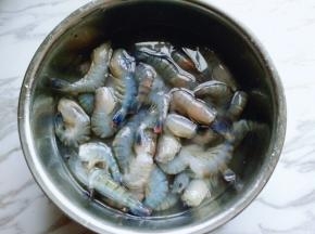 去除虾线。(再尾部一拉就可以)捞出淋干水份。