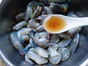 将洗干净的虾放在容器中，加入料酒。