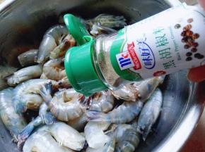 再加入胡椒粉。