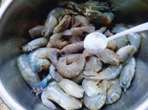 再加入一勺糖。