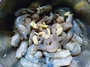 加入切好的姜丝。