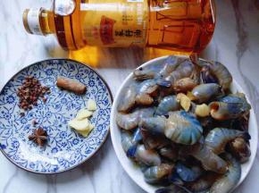 腌制的好虾，准备好香料。