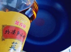 锅中加入“金龙鱼外婆乡小榨菜籽油”小火热油。
