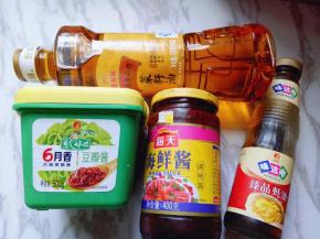 准备的酱料。