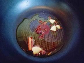 油温8成时加入香料炒香。