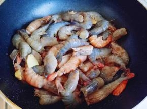 加入腌制过的虾，中小火煸炒。