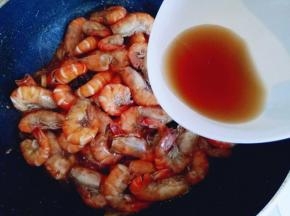 加入料酒，(可以适当多加一些，去腥)