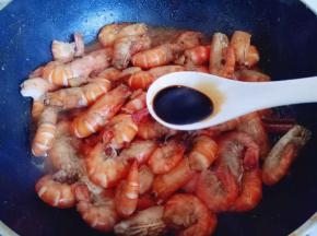 加入半勺老抽。