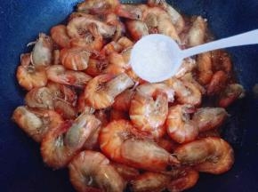 加入糖，调味。