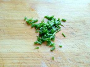 葱洗干净切葱花。
