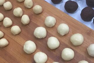 将油皮和油酥分成12份，豆沙也分成12个