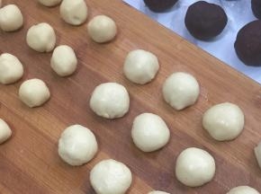 将油皮和油酥分成12份，豆沙也分成12个