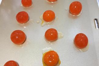 蛋黄放高度白酒里滚一圈放烤箱170度烤7分钟