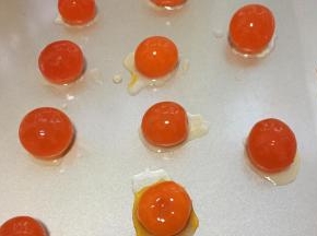 蛋黄放高度白酒里滚一圈放烤箱170度烤7分钟